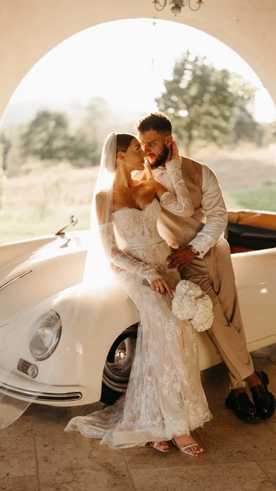 Zapraszamy na kolejny materiał video 😎 krótka roleczka z cudownymi @dominiczkaa_18 i @damianpiernaczyk 🧨 w naszej ulubionej ❤️ @villalove.etc  miłego odbioru! #villalove #italy🇮🇹❤️ #itallywedding #fotografslubny #fotografiaslubna