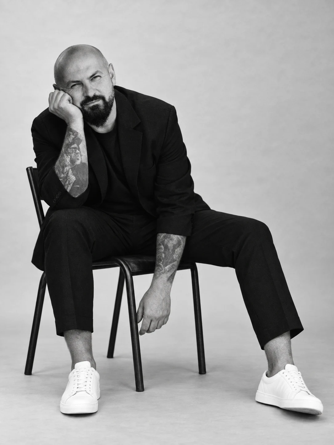 Uśmiechnięty Dominik z aparatem